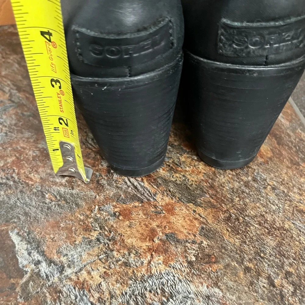 Women’s Sorel leather After Hours Chelsea pull on black wedge bootie. Size 10